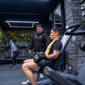 jesus lezama trx entrenando a una persona gym