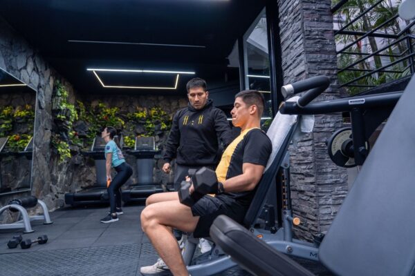 jesus lezama trx entrenando a una persona gym